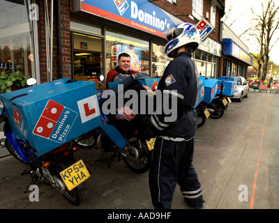 Il pilota di consegna al di fuori dei Dominos Pizza a Sutton Surrey in Inghilterra Foto Stock