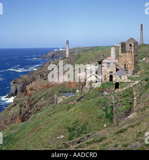 Restaurato storico Levant industriale stagno cooper miniera & Steam Beam Engine Sito Patrimonio dell'Umanità dell'UNESCO nel paesaggio roccioso della costa vicino Pendeen Cornwall UK Foto Stock