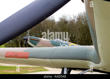 Spitfire visto oltre ala di uragano Battle of Britain memorial Capel vicino a Dover Folkstone Foto Stock