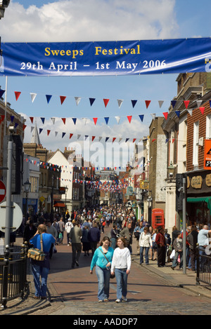 Le affollate High Street di Rochester durante il 2006 spazza Festival Foto Stock