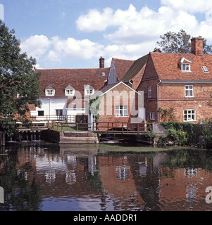 Riflessioni & Flatford Mill a elencati mulino sul fiume Stour a Flatford nella campagna di Constable a East Bergholt Suffolk East Anglia England Regno Unito Foto Stock