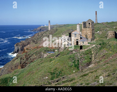 Restaurato storico Levant industriale stagno cooper miniera & Steam Beam Engine Sito Patrimonio dell'Umanità dell'UNESCO nel paesaggio roccioso della costa vicino Pendeen Cornwall UK Foto Stock