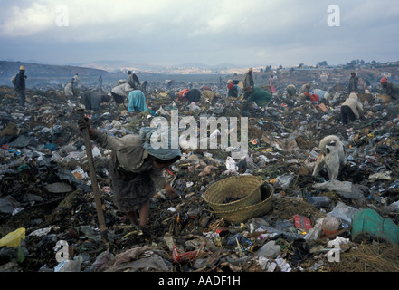 All'esterno di Antananarivo in Madagascar sulla cima di una collina che domina la città di intere famiglie di recupero il dump Foto Stock