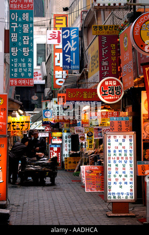 Strada piena di caffetterie e ristoranti nel quartiere dello shopping Myungdon Seoul COREA Foto Stock