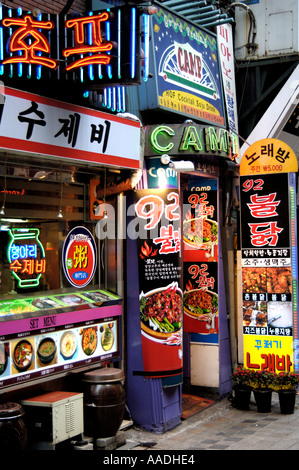 Caffè e ristoranti nel quartiere dello shopping Myungdon Seoul COREA Foto Stock