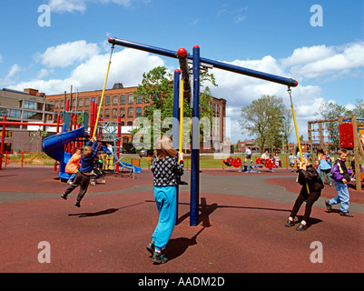 Cheshire Stockport bambini che giocano in urban area di gioco Foto Stock