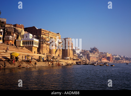 India Varanasi Lalita Ghat con pellegrini la balneazione nel Gange e la Grande Moschea di Aurangzeb in distanza Foto Stock