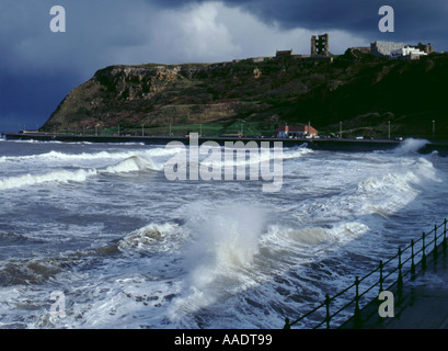 Mari pesanti si infrangono sulla baia del nord, Scarborough, North Yorkshire, Inghilterra, Regno Unito. Foto Stock