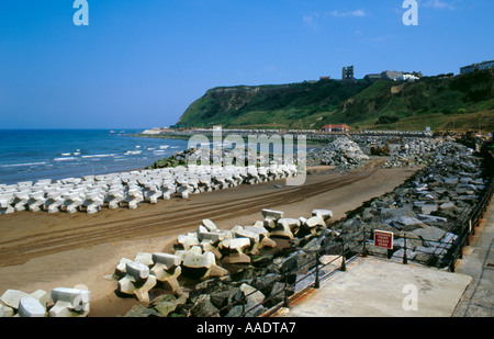 Cemento armato tetrapods & boulder rap rip su una spiaggia, North Bay, Scarborough, North Yorkshire, Inghilterra, Regno Unito. Foto Stock