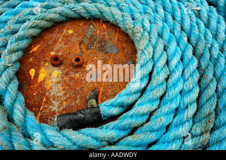 Bobina di corda su un deck arrugginito Foto Stock