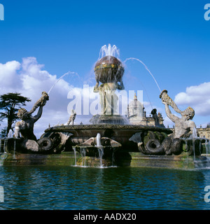 Atlas Fontana, Castle Howard, vicino a Malton, North Yorkshire, Inghilterra, Regno Unito Foto Stock