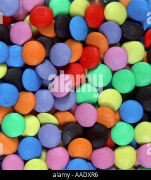 Closeup smarties dettaglio con un sacco di colori diversi che offrono illustrazione della tratta dei bambini e problemi di salute Foto Stock