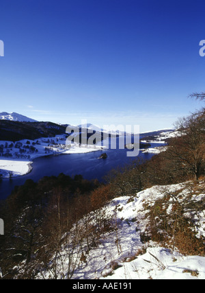 dh Loch Tummel STRATHTUMMEL PERTHSHIRE Scottish Wintery neve scena regine vista inverno bellissimo paesaggio pitlochry neve regno unito scozia highlands paese Foto Stock