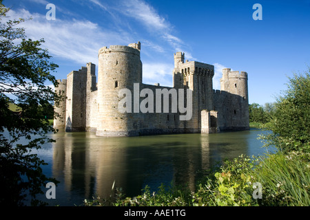 Il castello di Bodium mostra fossato che circonda il castello. Foto Stock