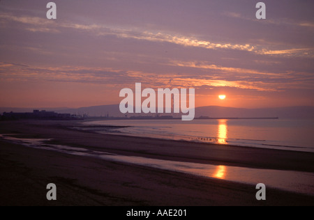 Il sorgere del sole sulla Baia di Swansea, West Glamorgan, South wales, Regno Unito Foto Stock