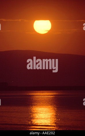 Il sorgere del sole sulla Baia di Swansea in West Glamorgan, South wales, Regno Unito Foto Stock