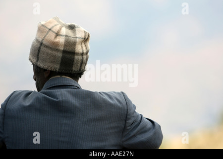 Scout si affaccia su vista mentre trekking in Simien Mountains National Park, Etiopia, Africa Foto Stock