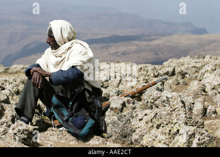 Park scout e guide che si affaccia su vista mentre trekking in Simien Mountains National Park, Etiopia, Africa Foto Stock