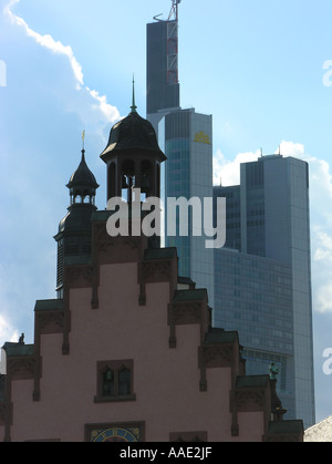 EU DE DEU Germania Assia Frankfurt am Main il Roemerberg con il vecchio Municipio Roemer e la Commerzbank grattacielo nessun terzo Foto Stock