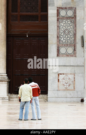 Gli amici si incontrano nel Umayyad Grande Moschea, la città vecchia di Damasco, Siria Foto Stock