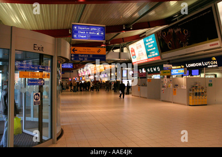 Dall' aeroporto di Luton interno edificio terminal England Regno unito Gb Foto Stock