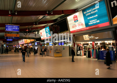 Luton Airport terminal interno Inghilterra uk gb Foto Stock