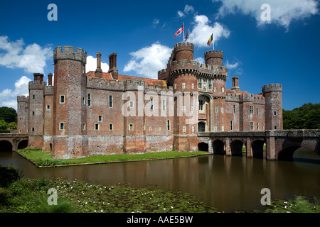 Herstmonceux Castello con fossato in primo piano. Foto Stock