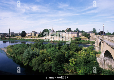 Kelso, città ponte e fiume Tweed, regione di frontiere, Scozia, viaggi, turismo, scenario Scottish ponti città fiumi Foto Stock