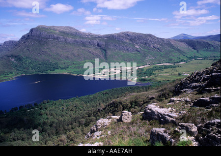 Loch Maree e Kinlochewe fiume dal sentiero di montagna, , regione delle Highlands, Wester Ross, west, Scozia occidentale, UK, montagne Foto Stock