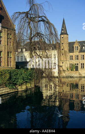 Edifici storici lungo il canale della cella campanaria durante la stagione invernale in Bruges Belgio Foto Stock