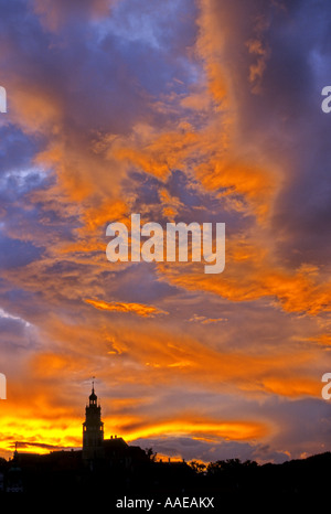 Torre di castello del XVIII secolo Krumlovsky zamek chateua nel Patrimonio Mondiale UNESCO città di Cesky Krumlov Repubblica Ceca Foto Stock