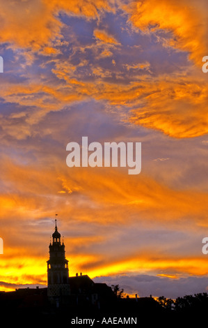 Torre di castello del XVIII secolo Krumlovsky zamek chateua nel Patrimonio Mondiale UNESCO città di Cesky Krumlov Repubblica Ceca Foto Stock