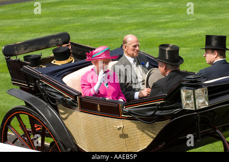 Sua Maestà la Regina Elisabetta II e il Duca di Edimburgo che arrivano in un aperto carrello superiore Royal Ascot 2007 Foto Stock