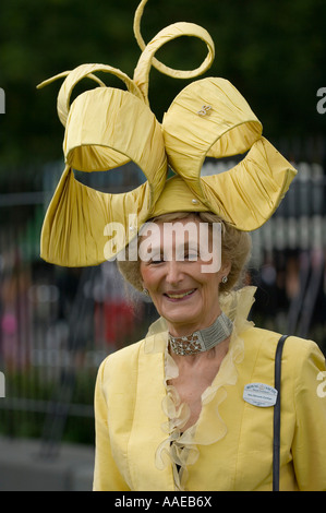 Stravaganti cappelli a Royal Ascot Foto stock - Alamy