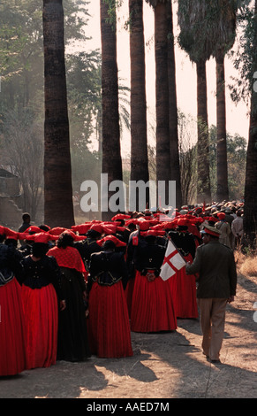 Herero donne che indossano vestiti tradizionali in processione per la Ma Herero parata del giorno Agosto Okahandja Namibia Foto Stock