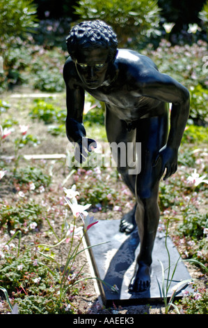 Peristilio esterno. Sculture in bronzo, le repliche delle statue rinvenute presso la Villa del papiri, sono collocati in un antico findspots Foto Stock