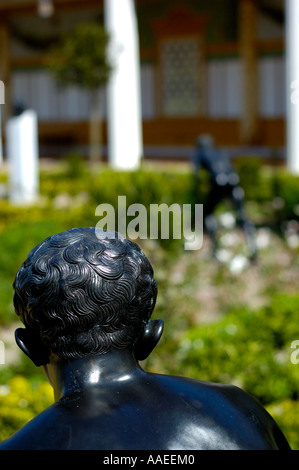 Peristilio esterno. Sculture in bronzo, le repliche delle statue rinvenute presso la Villa del papiri, sono collocati in un antico findspots Foto Stock