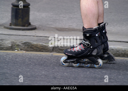 Pattino a rotelle in linea in strada urbana Foto Stock
