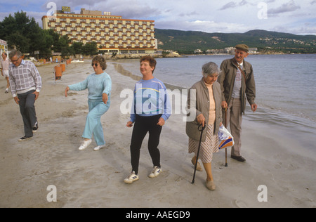 Inglese anziani in vacanza isole Baleari Palma Nova Maiorca Spagna giovani nel cuore vacanze inverno al sole spagnolo HOMER SYKES Foto Stock