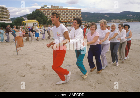 Anziano gruppo anziano persone che si adattano giovani a cuore anziani britannici in vacanza invernale a Palma Nova, Maiorca Spagna anni 80 OMERO SYKES Foto Stock