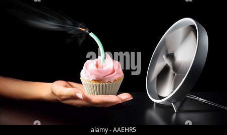 La ventola di soffiaggio in fuori la candela di compleanno Foto Stock