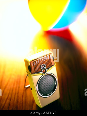 Radio a transistor e beachball Foto Stock