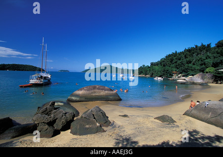 Vista dalla spiaggia per una goletta Paraty Costa Verde Stato di Rio de Janeiro in Brasile Foto Stock