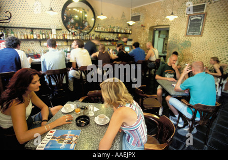 Moda Verlybra Bar Il bar è un punto di incontro per la gente del posto e gli studenti Città Vecchia Praga Repubblica Ceca Foto Stock