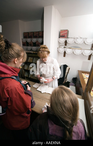 Regno Unito Inghilterra West Midlands Dudley Black Country Museum cliente in bakers shop Foto Stock