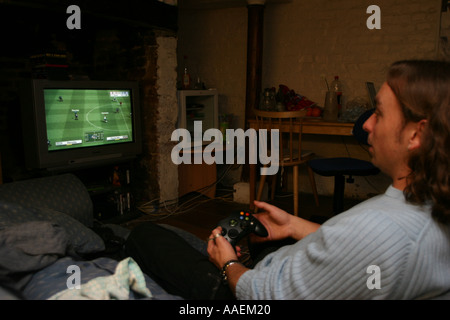 0142 maschio la riproduzione di giochi per computer Foto Stock