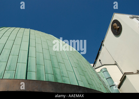 Close up di Madame Tussauds esterno illustrante parte della cupola verde tetto Londra Inghilterra Foto Stock