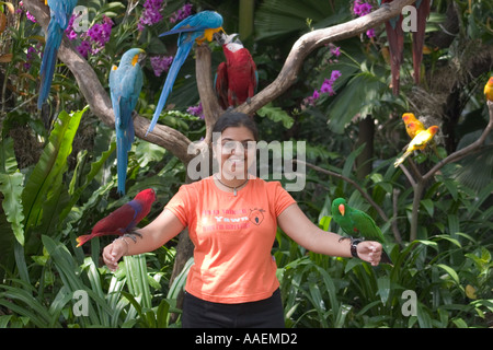 I turisti con gli Uccelli di Jurong Bird Park Singapore Foto Stock