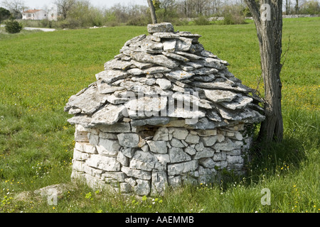 Piccolo kazun capanna di pietra edificio in Istria Croazia Foto Stock