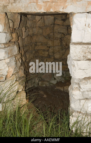 Piccolo kazun edificio in pietra in Istria Croazia, Europa - ingresso stretto Foto Stock